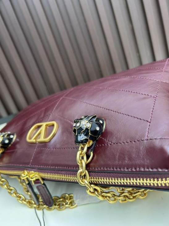 Picture of Valentino Handbags _SKUfw225797555fw